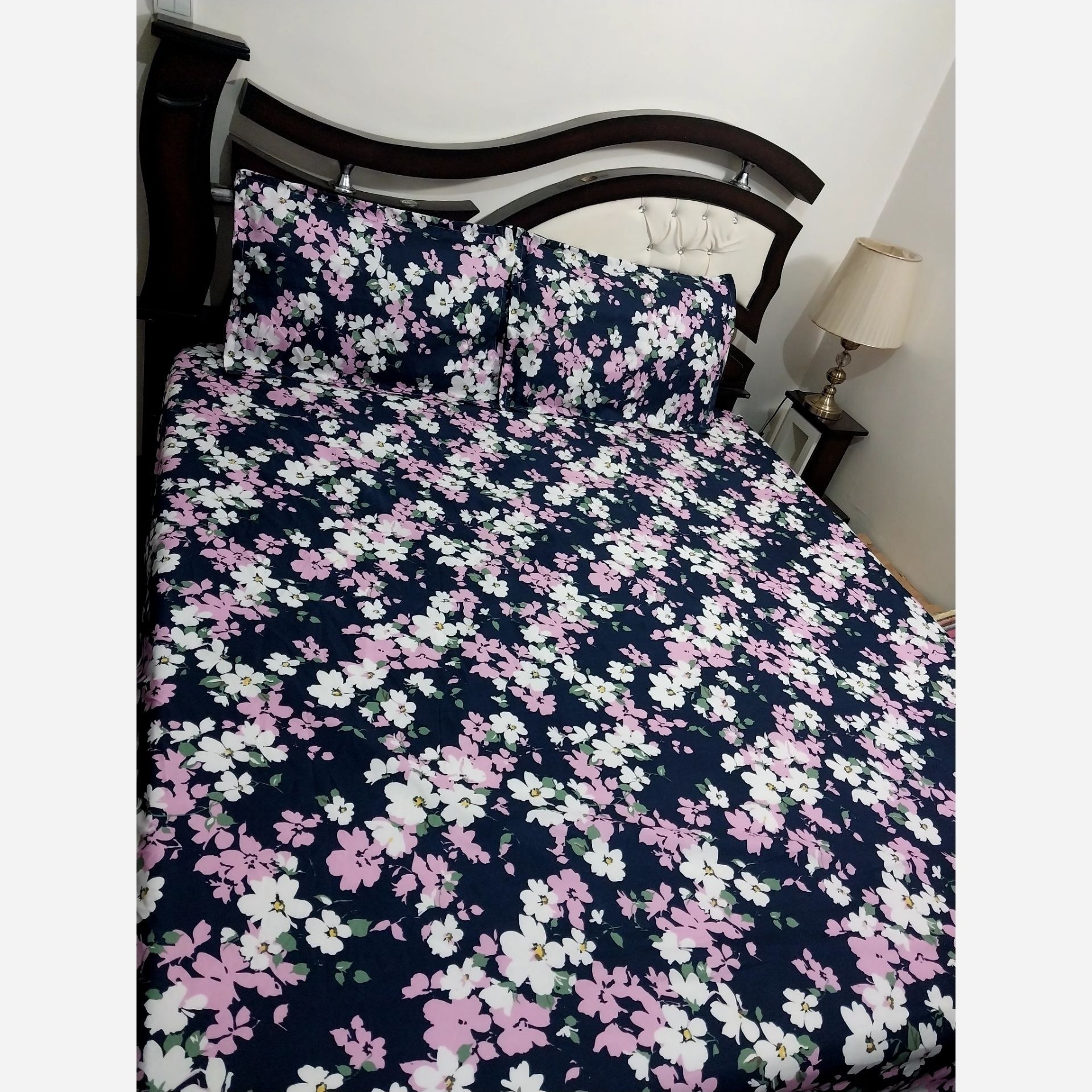 نیم ست روتختی ملحفه کشدار تشک دونفره _ همراه 2عدد روبالشتی(200*160 -200*180) _ برند Hil _ طرح بهار سرمه ای